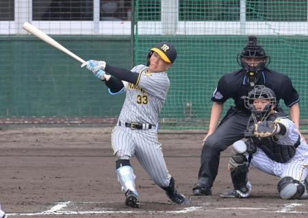 　６回、右翼線へ適時二塁打を放つ糸原（撮影・立川洋一郎）