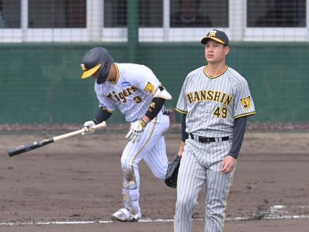 　４回、大山（左）を右飛に打ち取る大竹（撮影・立川洋一郎）