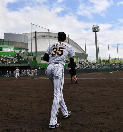 　マウンドに向かう才木（撮影・中田匡峻）