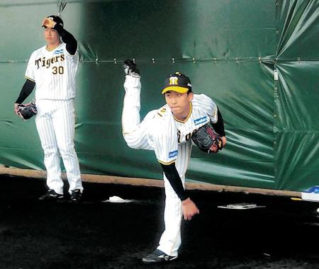 並んで投球練習を行った２位の門別（左）と４位の茨木