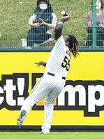 　５回、渡辺諒の飛球をエラーするミエセス