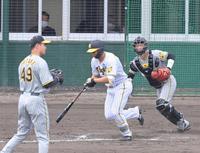 　６回、投ゴロに打ち取られる代打・森下。左は大竹（撮影・立川洋一郎）