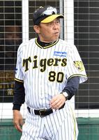 　ネット裏の“定位置”に向かう岡田監督（撮影・中田匡峻）
