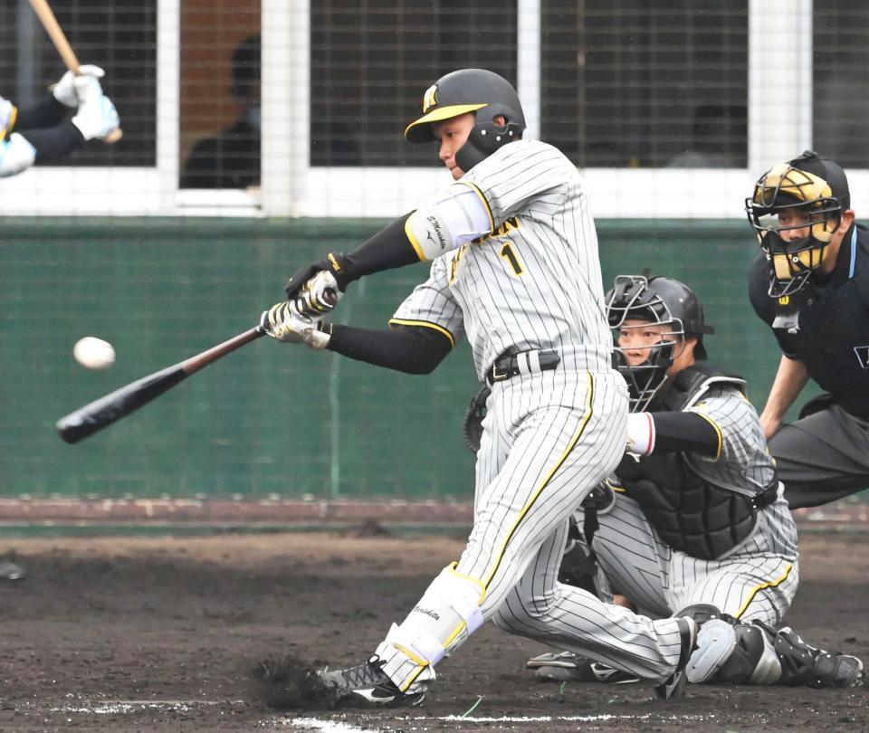 　３回、二塁に内野安打を放つ森下