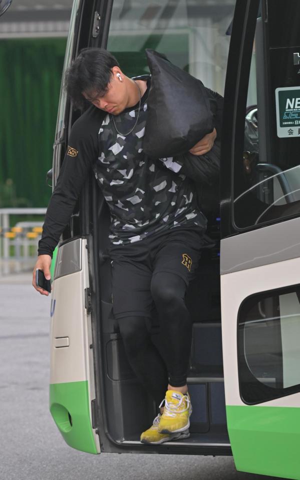 　球場入りする佐藤輝（撮影・中田匡峻）