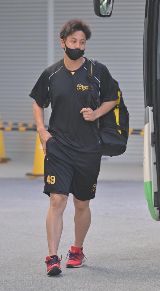 　球場入りする大竹（撮影・中田匡峻）