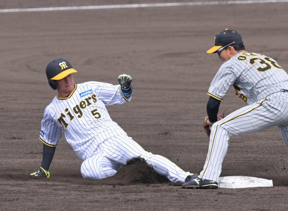 　１回、二盗を決める近本（撮影・立川洋一郎）