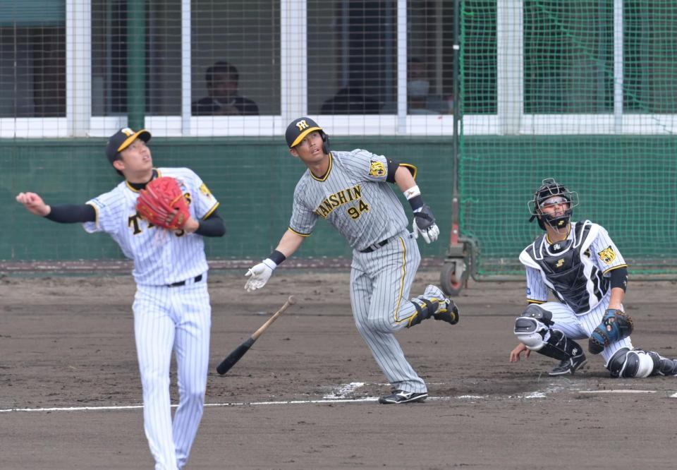 　２回、左翼スタンドへ本塁打を放つ原口。投手・才木（撮影・立川洋一郎）