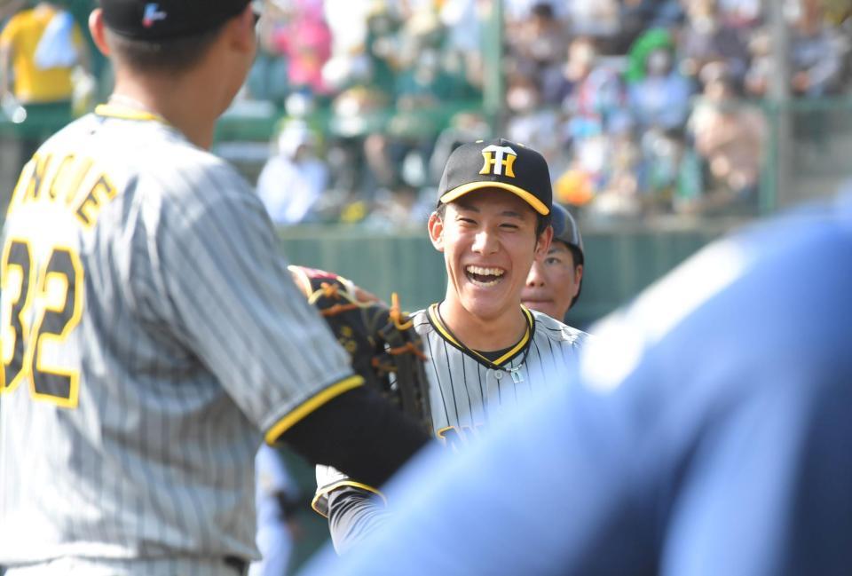 　９回から登板し、無失点に抑えた富田は笑顔を見せる（撮影・北村雅宏）