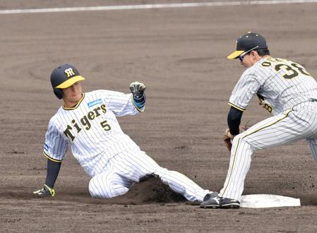 　１回、二盗を決める近本（撮影・立川洋一郎）