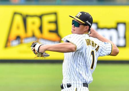 　紅白戦前、シートノックを受ける森下（撮影・中田匡峻）