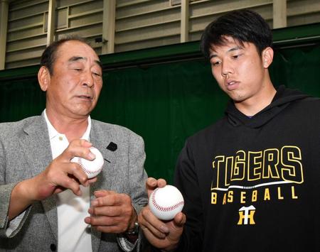 　カーブについて話すデイリースポーツ評論家・佐藤義則氏（左）と才木（撮影・中田匡峻）
