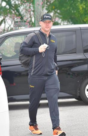 　球場入りするサンズ駐米スカウト（撮影・立川洋一郎）