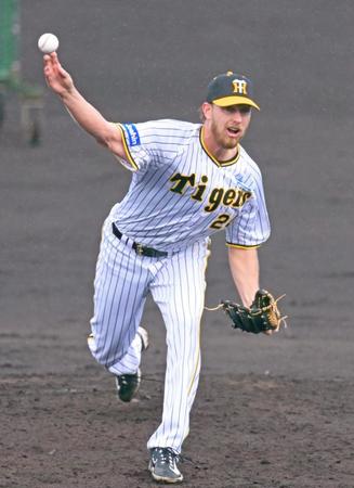 ランチ特打で登板し力投するＢ・ケラー（撮影・立川洋一郎）