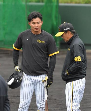 打撃練習中、和田２軍監督の話に耳を傾ける森下（左）＝撮影・北村雅宏
