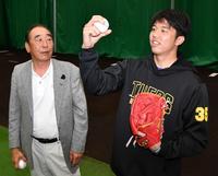 　カーブについて話すデイリースポーツ評論家・佐藤義則氏（左）と才木（撮影・中田匡峻）