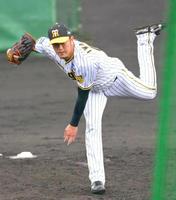 ランチ特打で登板し力投する岩貞（撮影・立川洋一郎）