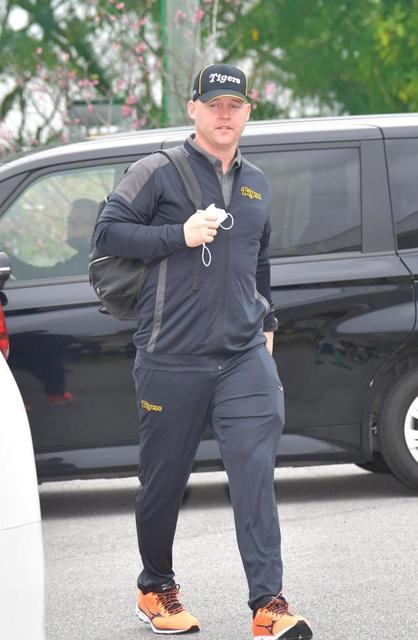 阪神・サンズ駐米スカウトが宜野座訪問　梅野、近本らとハグ　助っ人のサポートに期待