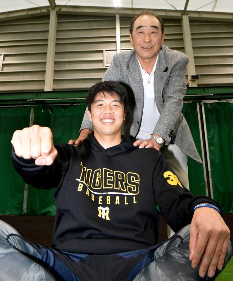 　デイリースポーツ評論家・佐藤義則氏（後方）と対談した才木（撮影・中田匡峻）