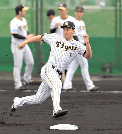 　ベースランニングで激走する森下（撮影・北村雅宏）