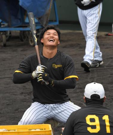 　打撃練習中、笑顔を見せる森下