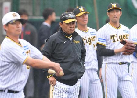 　投内連係の様子を見守る岡田監督（中央）＝撮影・立川洋一郎