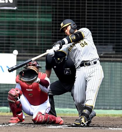 　１回、中越えに２ランを放つ原口（撮影・飯室逸平）