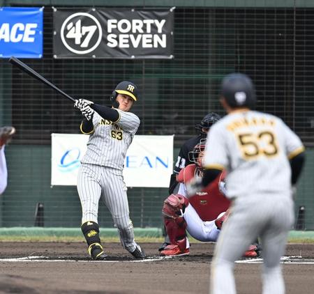 　１回、先制タイムリー二塁打を放つ板山（撮影・飯室逸平）