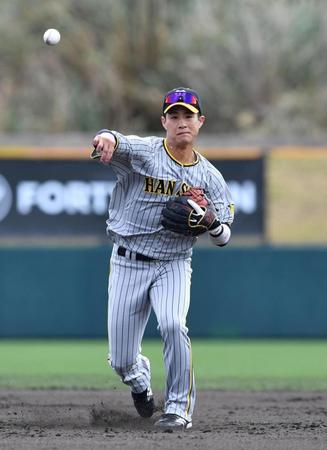 　１回裏、平良の打球を処理するも一塁に暴投する木浪（撮影・中田匡峻）