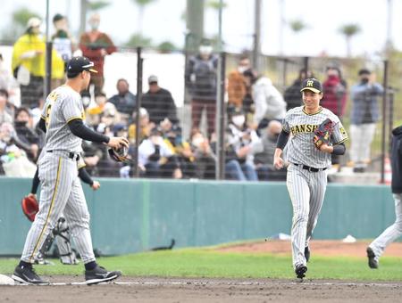 　４回、マウンドに上がる湯浅（右）は佐藤輝に声をかけられる（撮影・中田匡峻）