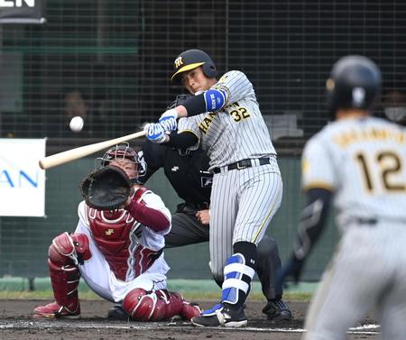 　７回、３ランを放つ井上（撮影・飯室逸平）