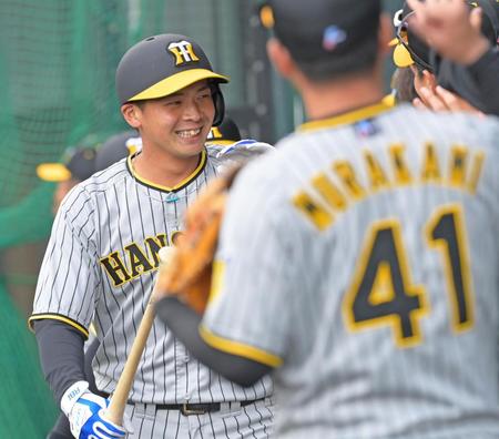 　７回、３ランを放って生還し、ナインの出迎えに笑顔を見せる井上（撮影・立川洋一郎）