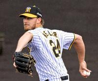 　ランチ特打で登板し力投するブライアン・ケラー（撮影・立川洋一郎）