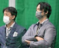 　ブルペンを視察するデイリースポーツ評論家・井川氏（右）。左は星野氏