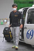 　球場入りする森下（撮影・中田匡峻）