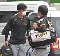 　球場入りした森下（左）は平田ヘッドコーチから声をかけられる（撮影・中田匡峻）