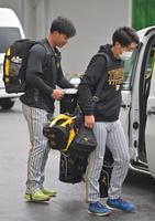 　球場入りした森下（左）と中川（撮影・中田匡峻）