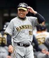 　笑顔でベンチを出る岡田監督（撮影・中田匡峻）