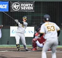 　１回、先制タイムリー二塁打を放つ板山（撮影・飯室逸平）