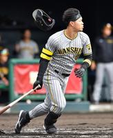 　２回、２点適時打を放つ佐藤輝（撮影・中田匡峻）