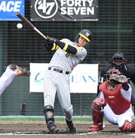 　１回、タイムリー二塁打を放つ佐藤輝（撮影・飯室逸平）