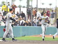 　４回、マウンドに上がる湯浅（右）は佐藤輝に声をかけられる（撮影・中田匡峻）