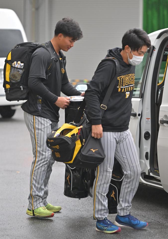 　球場入りした森下（左）と中川（撮影・中田匡峻）