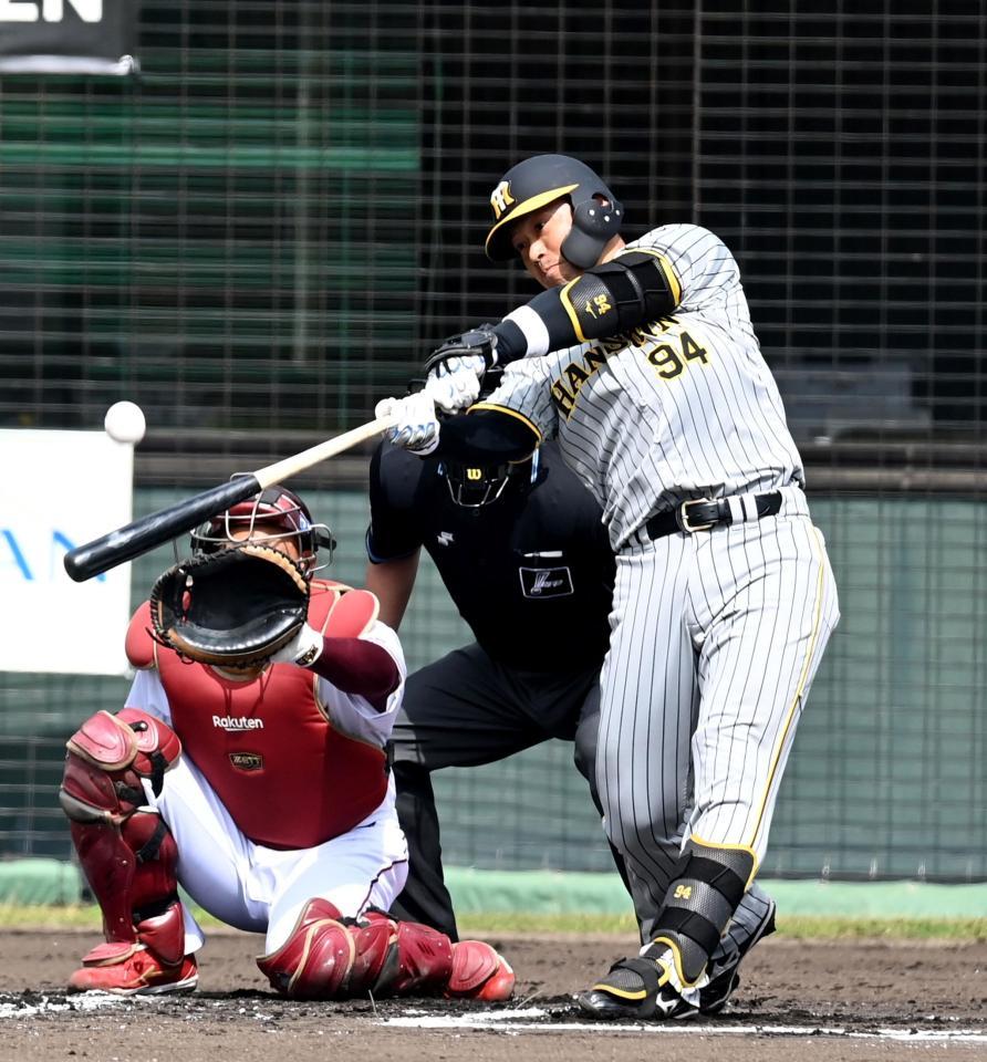 　１回、中越えに２ランを放つ原口（撮影・飯室逸平）