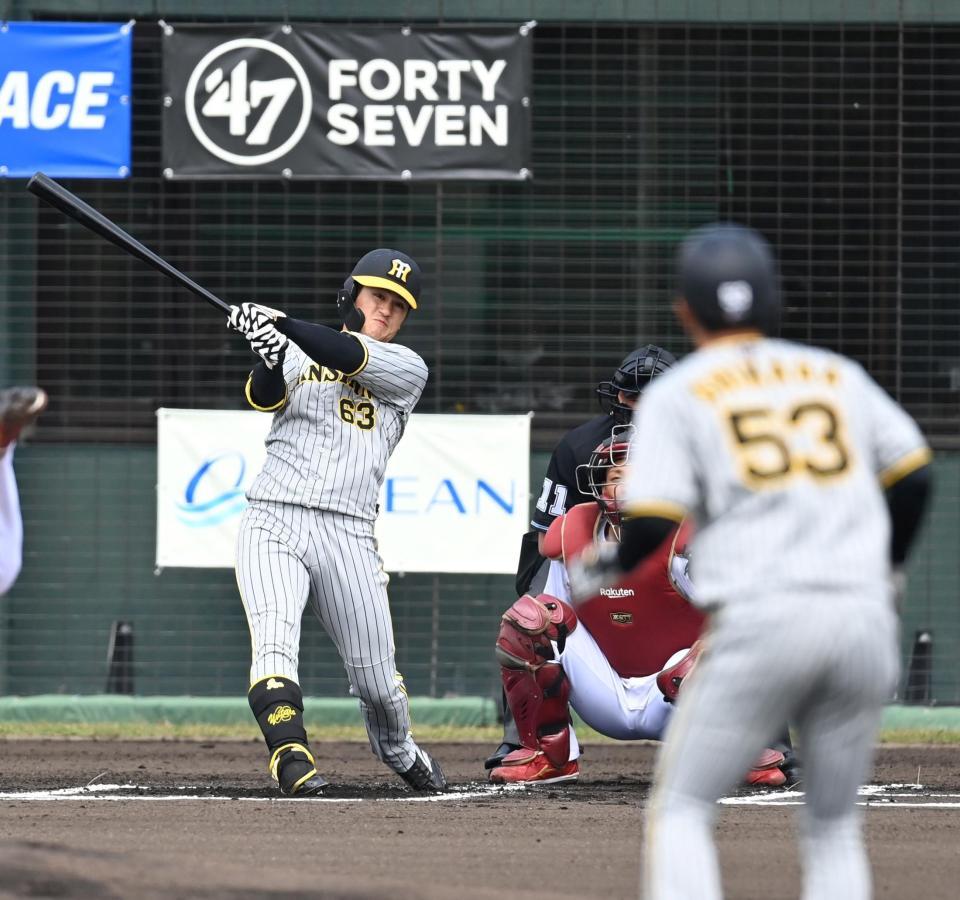 　１回、先制タイムリー二塁打を放つ板山（撮影・飯室逸平）