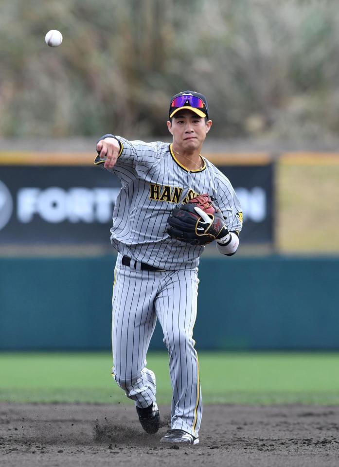 　１回裏、平良の打球を処理するも一塁に暴投する木浪（撮影・中田匡峻）