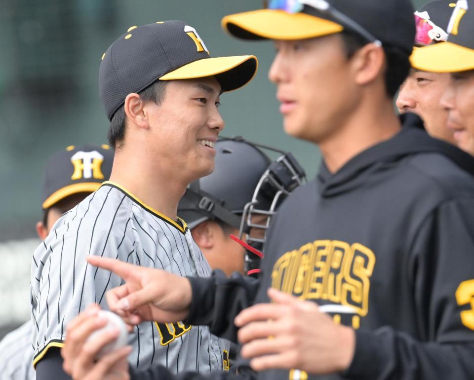 　１イニングを無失点に抑え、ベンチのナインの出迎えに笑顔を見せる湯浅（左）＝撮影・立川洋一郎