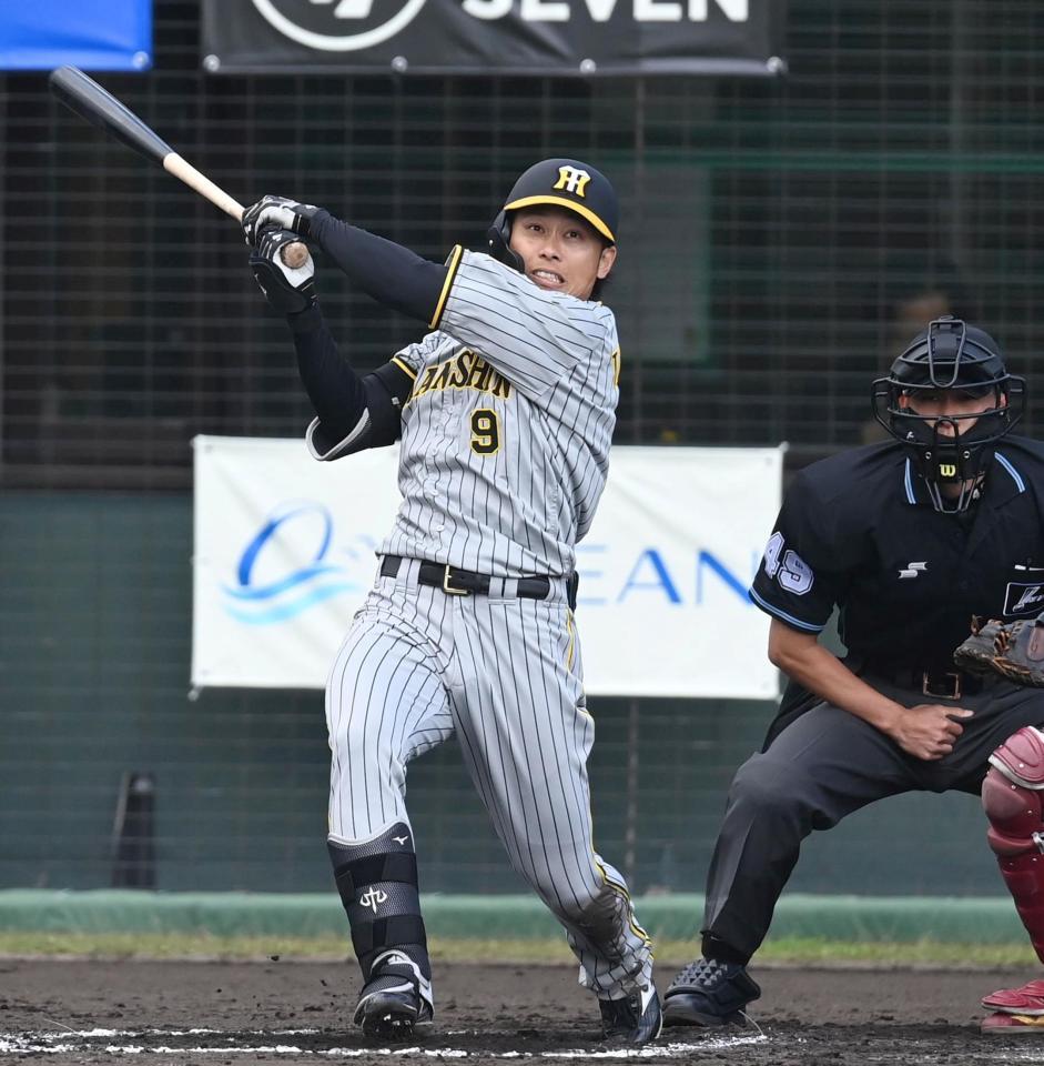 　７回、中前打を放つ高山（撮影・飯室逸平）