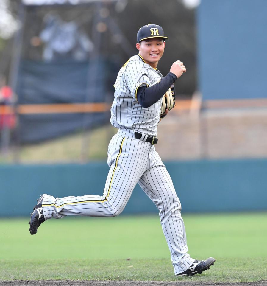 　６回裏から守備についた森下（撮影・中田匡峻）