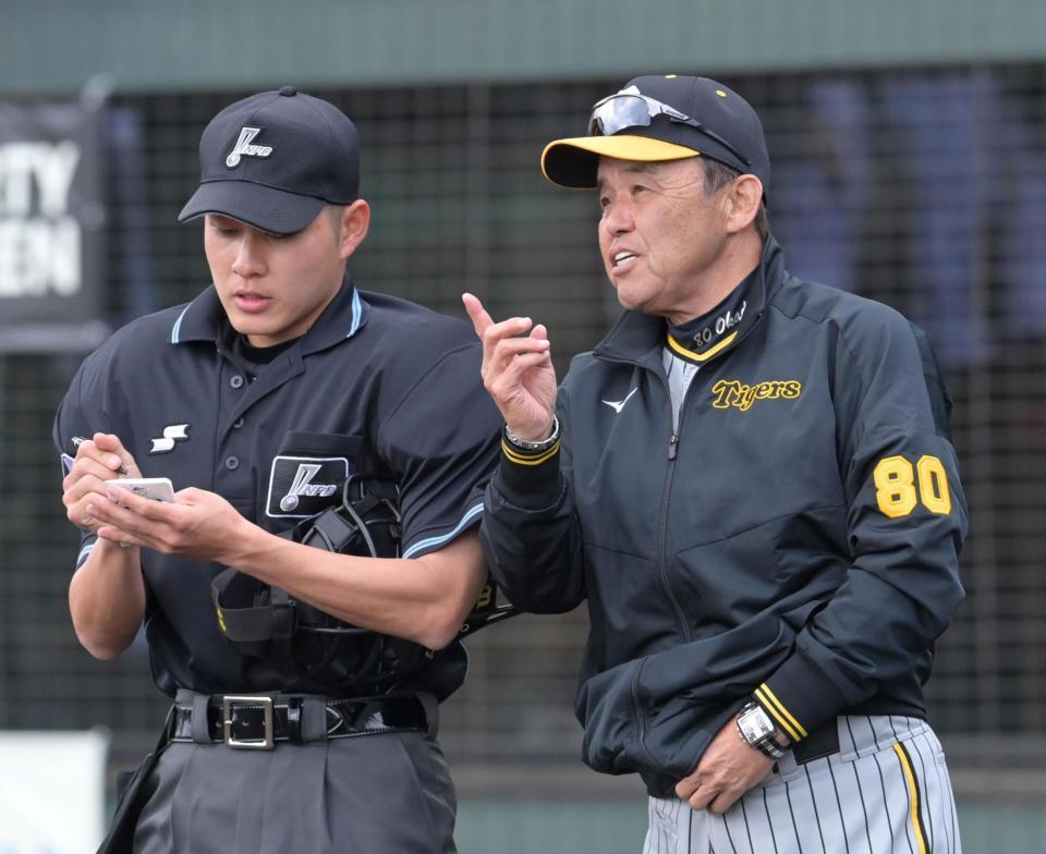 　球審に選手の交代を告げる岡田監督（撮影・立川洋一郎）